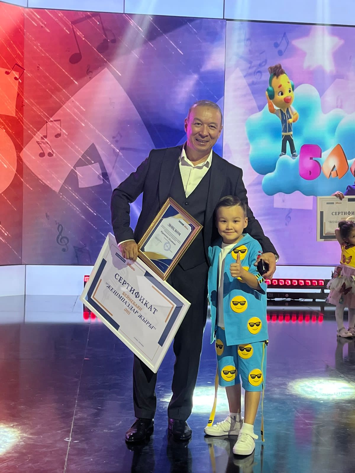 Ән салды Әміредей әуелетіп...