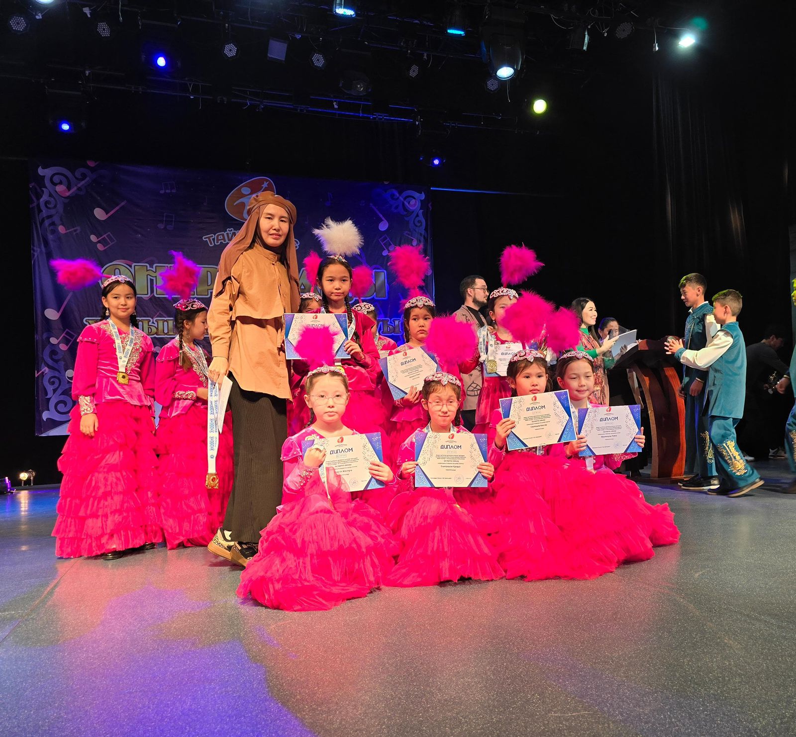 ”ӨНЕР АЛАҢЫ” ІХ ХАЛЫҚАРАЛЫҚ ӨНЕР БАЙҚАУЫНДА ЖЕҢІМПАЗ АТАНДЫ