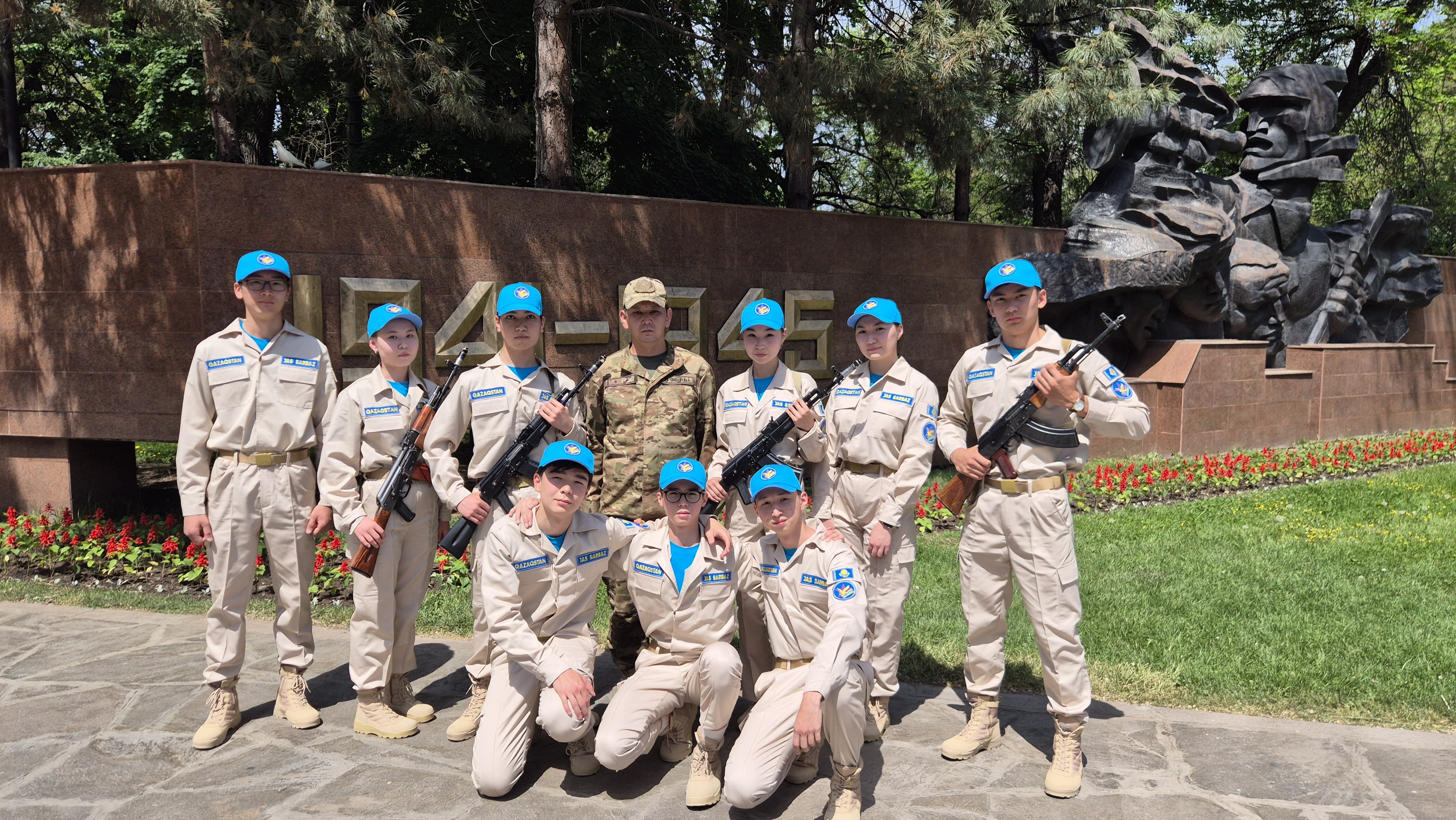 МӘҢГІЛІК АЛАУ МОНУМЕНТІНДЕГІ ҚҰРМЕТТІ ҚАРАУЫЛ